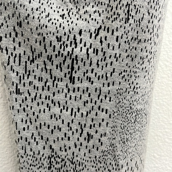 Women’s Fabletics burnout Capri pants leggings black heather gray constellation - Picture 7 of 10